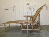 une chaise qui se trouve dans un garage