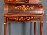 un petit bureau surmonté d'un miroir