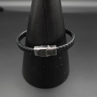 une bague noire avec un fermoir argenté sur une bague noire