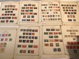 de nombreux types de timbres différents sur les pages d'un livre