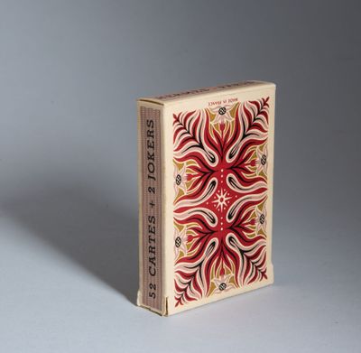 un gros plan d'une boîte de cartes à jouer posée sur une surface blanche