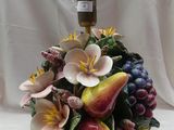 une figurine représentant des fruits et des fleurs dans un vase