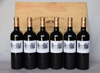 six bouteilles de vin rouge sont alignées devant une caisse en bois