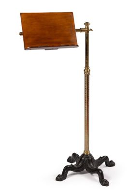 un lampadaire ancien plaqué laiton, avec un pied en bois