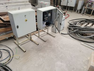 une photo d'une pièce contenant tout un tas d'appareils électriques