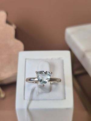 une bague qui se trouve dans une boîte sur une table