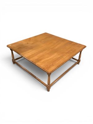 une image représentant une table basse avec un plateau en bois sur fond blanc