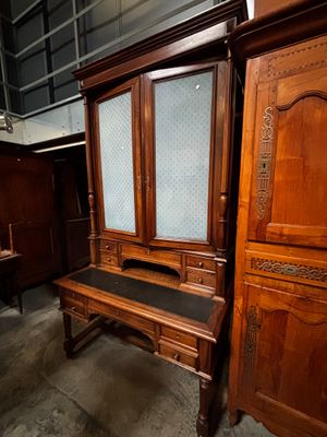 une armoire en bois et un banc dans une pièce