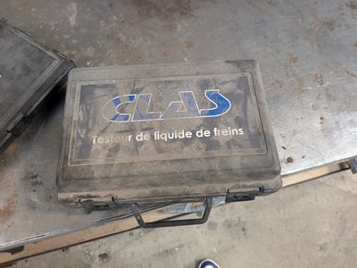 une boîte posée par terre à côté d'une paire de chaussures