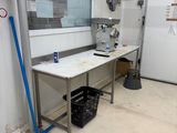 une photo d'une pièce propre avec une table et une serpillière