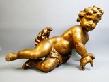une image représentant une statue en or d'un enfant sur fond blanc