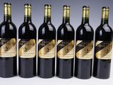 six bouteilles de vin sont alignées dans une rangée