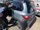 un homme qui se tient à côté d'une voiture