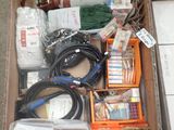 une boîte remplie de matériel électrique divers posée par terre