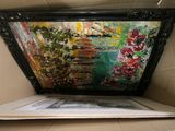 une photo d'un tableau dans une boîte posée sur une table