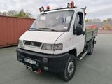 un camion blanc garé dans un parking