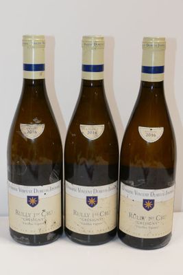 trois bouteilles de vin sont alignées sur une surface blanche