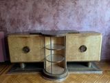une photo d'un buffet très élégant dans une pièce