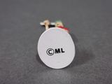 a small white button with the word oml on it
