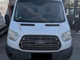 la camionnette blanche est garée dans le parking à côté d'autres véhicules