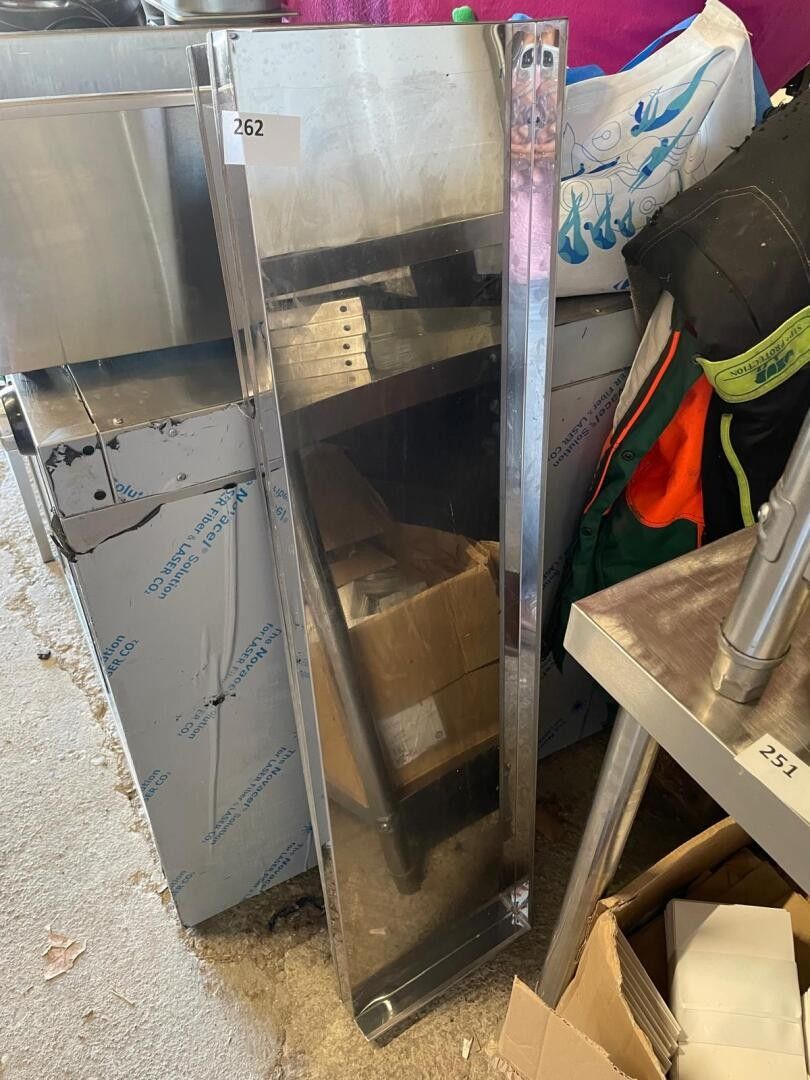 Deux étagères inox environ 1m20
