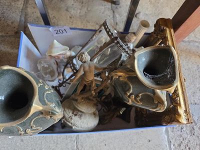 deux vases posés dans une boîte posée par terre
