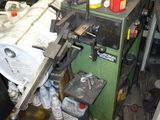 une machine qui se trouve dans un garage rempli d'outils