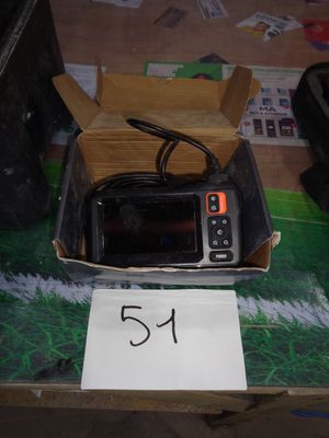 une radio posée dans une boîte sur une table