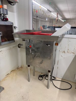 une machine qui se trouve dans une cuisine et qui est recouverte d'un linge rouge