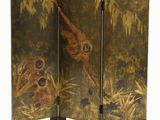 un paravent oriental orné de peintures représentant des oiseaux et des fleurs