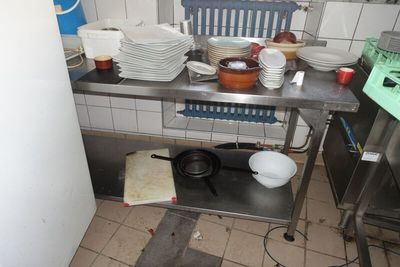de nombreuses assiettes et bols sur la table de la cuisine