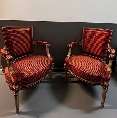 Paire de fauteuils de style Louis XVI en bois laqué crème re…