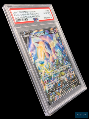 un gros plan d'une carte Pokémon dans un étui en plastique transparent
