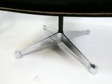 une image représentant une table avec un plateau noir et des pieds en métal