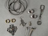 beaucoup d'objets en argent qui se trouvent sur la table