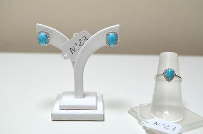 Un ensemble de bijoux dont une paire de boucles d'oreille en…