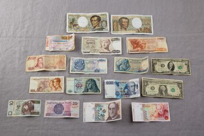 tout un tas de billets de différentes coupures sur la table