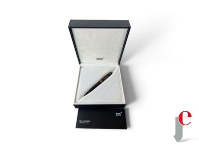 une boîte ouverte contenant un stylo, posée sur une surface blanche
