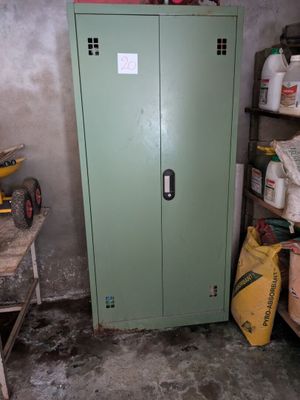 une armoire verte dans un coin de la pièce