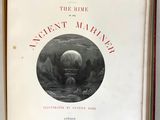 un livre sur lequel figure l'image d'un extraterrestre