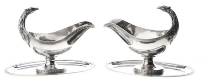 paire de saucières plaquées argent sur socles, sur fond blanc
