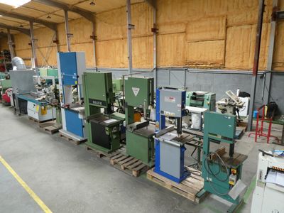 de nombreuses machines alignées dans un entrepôt