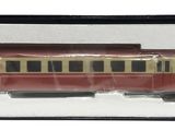 un wagon rouge et beige dans une boîte transparente sur fond blanc