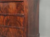 un coffre en bois avec un plateau en marbre posé sur une table