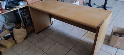 un bureau surmonté d'un ordinateur dans une pièce