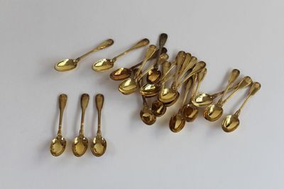 a lot of spoons and spoon spoons on the table