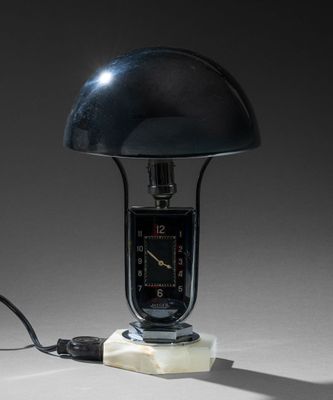 une lampe posée sur une table sur laquelle se trouve une horloge