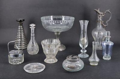 un grand nombre d'objets en verre posés sur une table