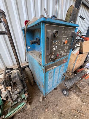 une machine bleue garée devant un immeuble