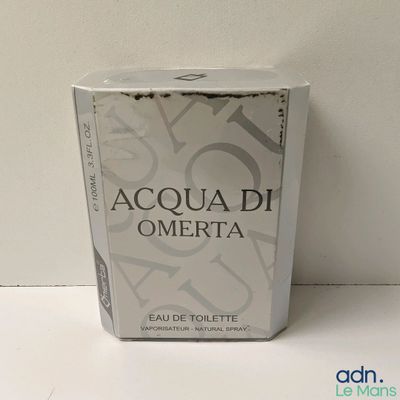 une photo d'une boîte d'Acqua d'Omerta posée sur une table